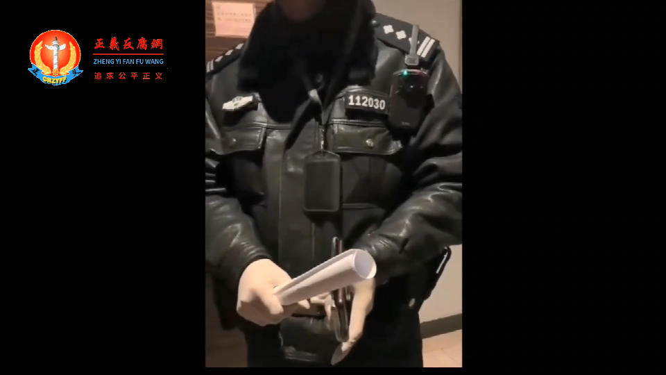 一个储户家，门口站着警察（警号：112030）上门维稳，女储户质问，“看着我干嘛！维稳我吗？说得你们良心都会痛！”.png